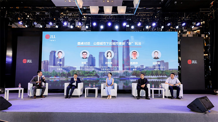 （从左至右：仲量联行中国区战略顾问部董事严浩、成都天府国际空港产城投资运营有限公司副总经理孙麟、四川商投产融股权投资基金管理有限公司战略投资发展中心总经理汤梓灵、成都黑荆棘科技有限公司董事韩昊舒、成都特色商业街协会秘书长涂家卿）