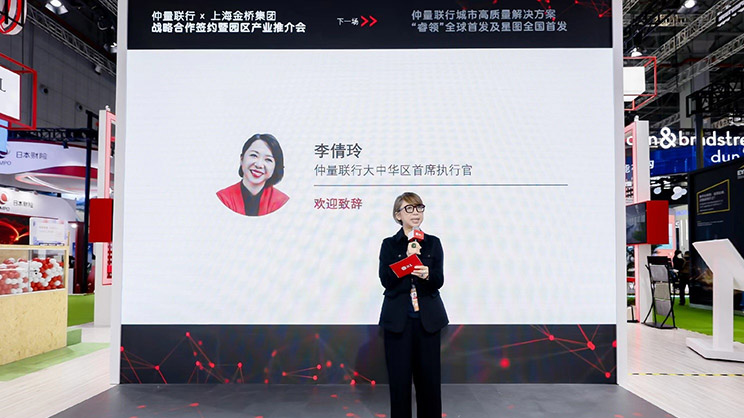 Li Qianling giving a speach