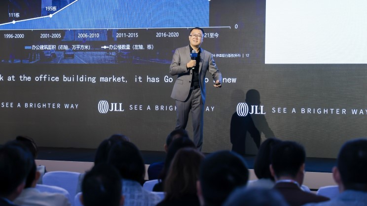 仲量联行中国区办公楼市场研究负责人米阳进行主题演讲