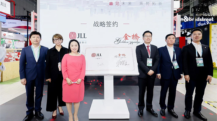 （从左至右为金桥管理局副局长、管委会副主任严俊杰、仲量联行大中华区首席执行官李倩玲、仲量联行上海战略顾问部总监吕玫、金桥管理局局长、管委会主任吕东胜、金桥集团党委书记、董事长沈能、金桥集团党委委员、副总经理朱理立）