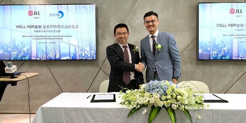  签约代表：熊伟先生（左）与陈绮琪先生（右）