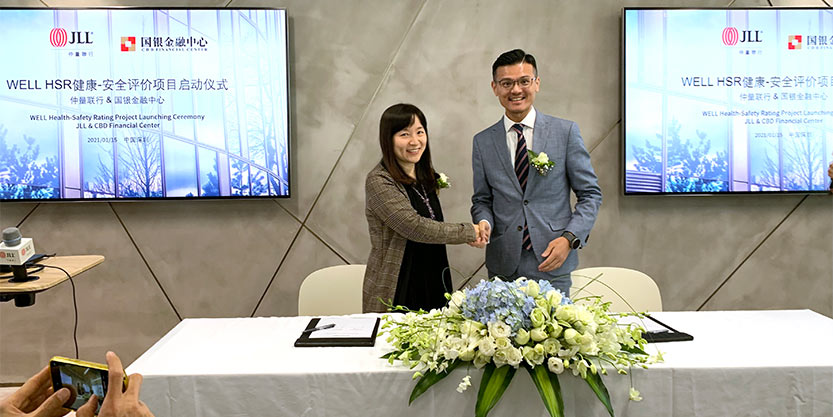 签约代表：吕安霞女士与陈绮琪先生