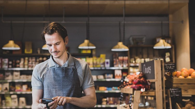Sales assistant in food market using a scanner